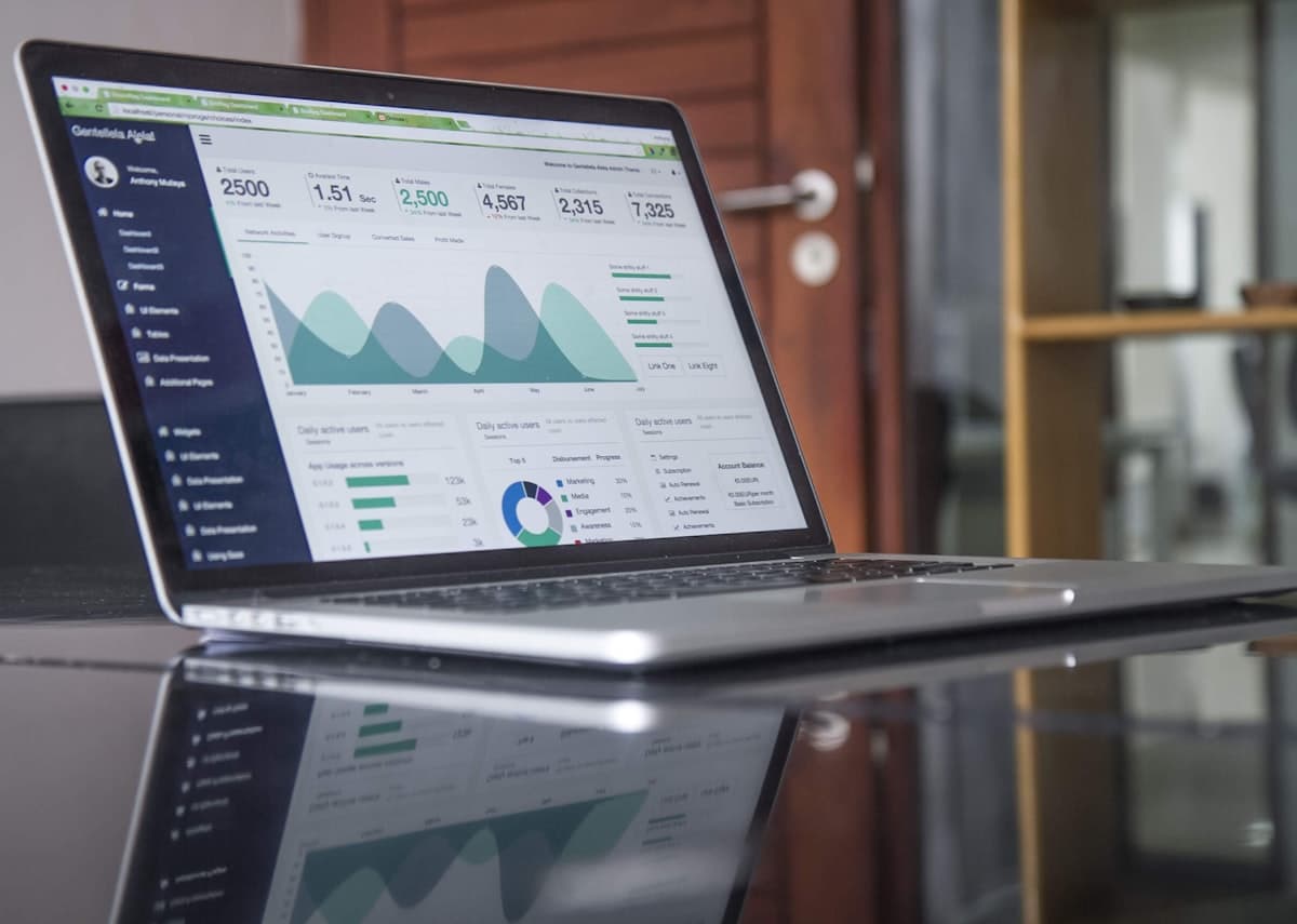 Site sur mesure ou CMS : comparer le coût, la vitesse et l’autonomie